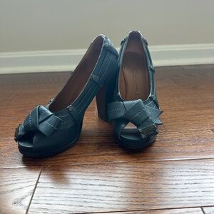 Marc by Marc Jacobs Blue Leather Bow Pumps Size 38